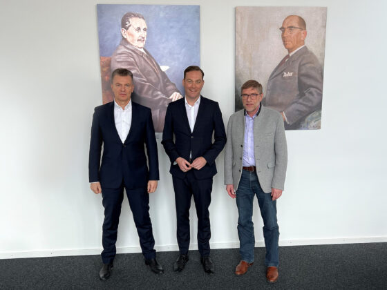 AWW-Vorstandsvorsitzender Frank Aehlen dankt Felix Schreiner (MdB) und Georg Eble (Bürgermeister Wutöschingen) für den konstruktiven Austausch zum Thema Nachhaltigkeitswende mit Aluminium.