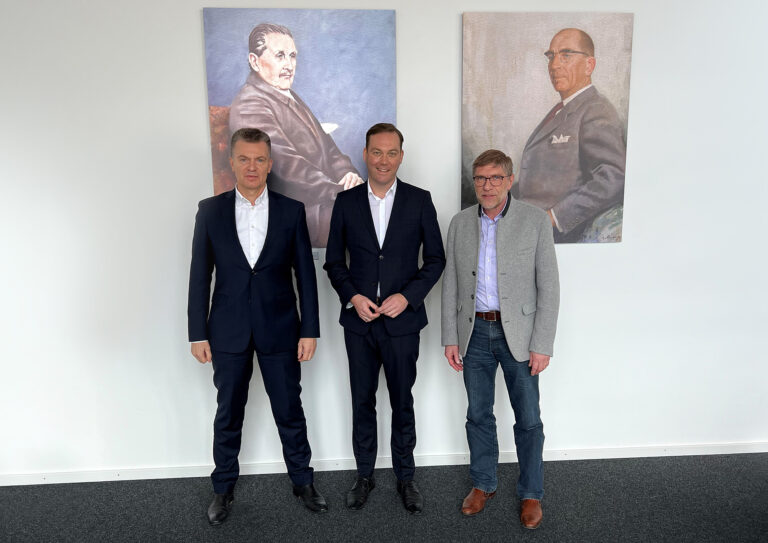 AWW-Vorstandsvorsitzender Frank Aehlen dankt Felix Schreiner (MdB) und Georg Eble (Bürgermeister Wutöschingen) für den konstruktiven Austausch zum Thema Nachhaltigkeitswende mit Aluminium.