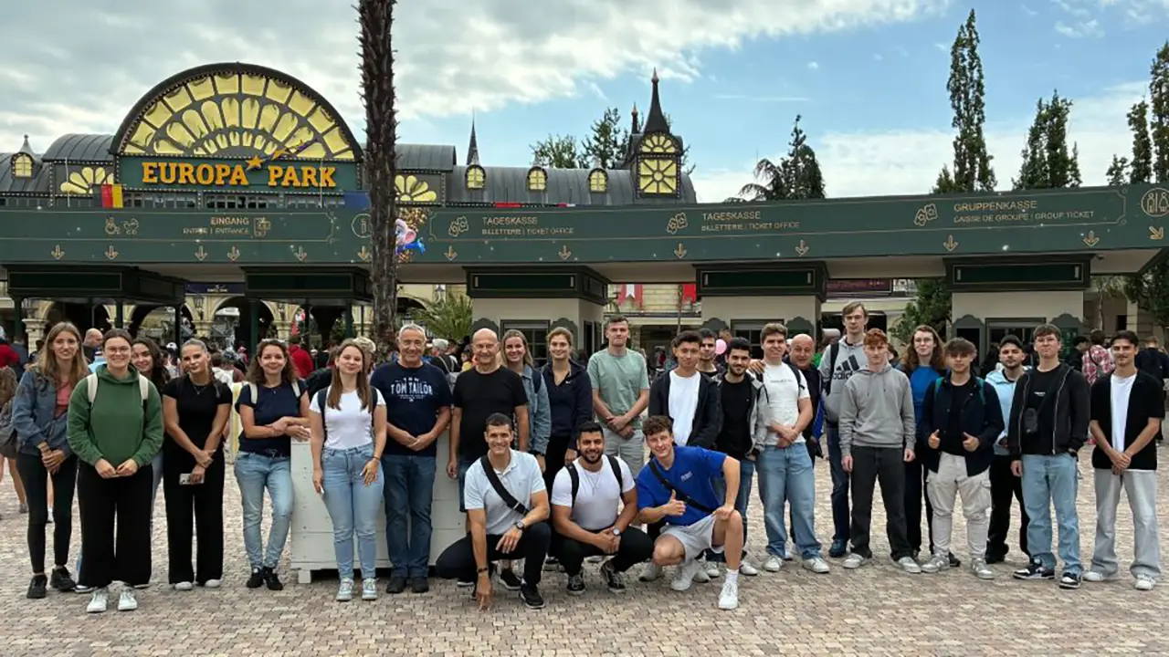 Am Mittwoch, den 9. Juli 2025 fand der alljährliche Azubi- und Studenten-Ausflug im Europapark Rust statt. Gemeinsam entdeckte man die unzähligen Attraktionen und erlebte einen unvergesslichen Tag.