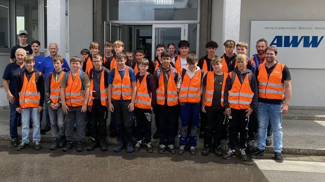 Am Montag, den 14. Juli 2025 besuchten die Technikklassen der 7. und 8. Jahrgangsstufe der Hans-Thoma-Realschule Laufenburg gemeinsam mit ihren Techniklehrern Holger Eschbach und Stefan Müller die AWW.